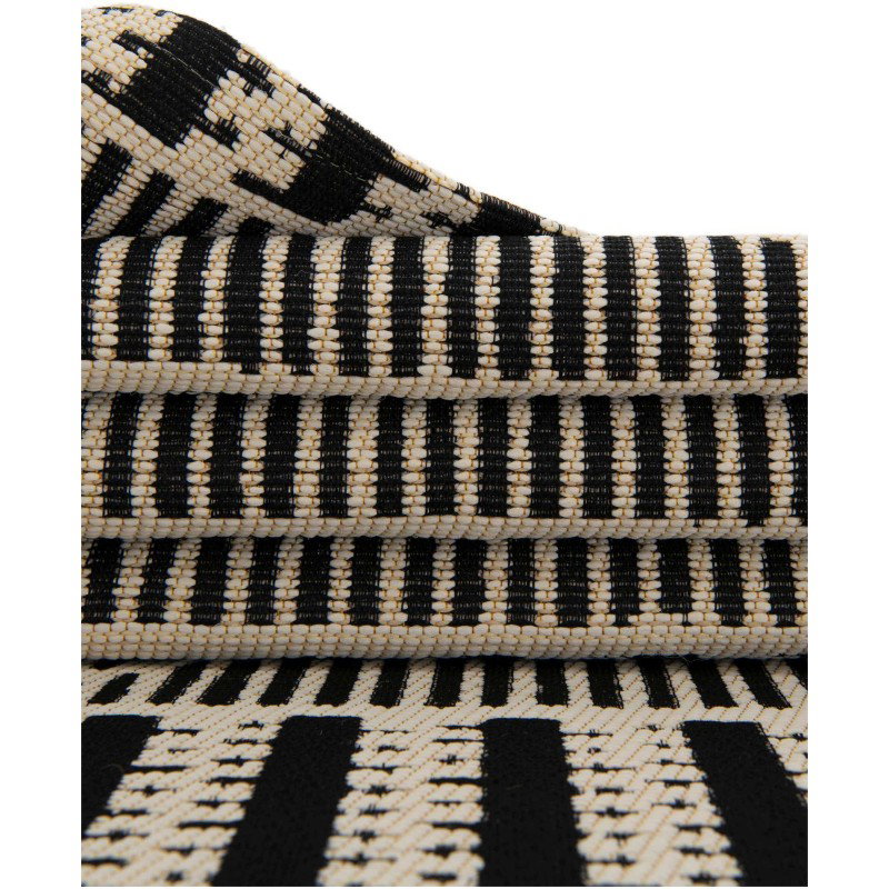 Tapete Exterior Enrejado y Lineas en Negro