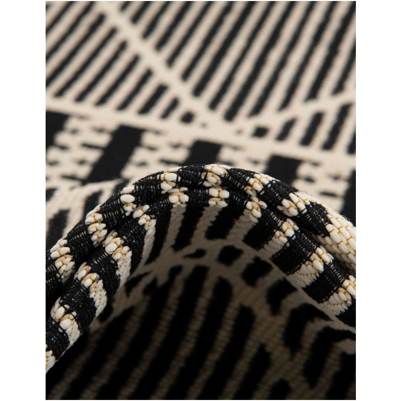 Tapete Exterior Enrejado y Lineas en Negro