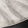 Tapete Adira Brochas Onduladas en Marfil con Gris
