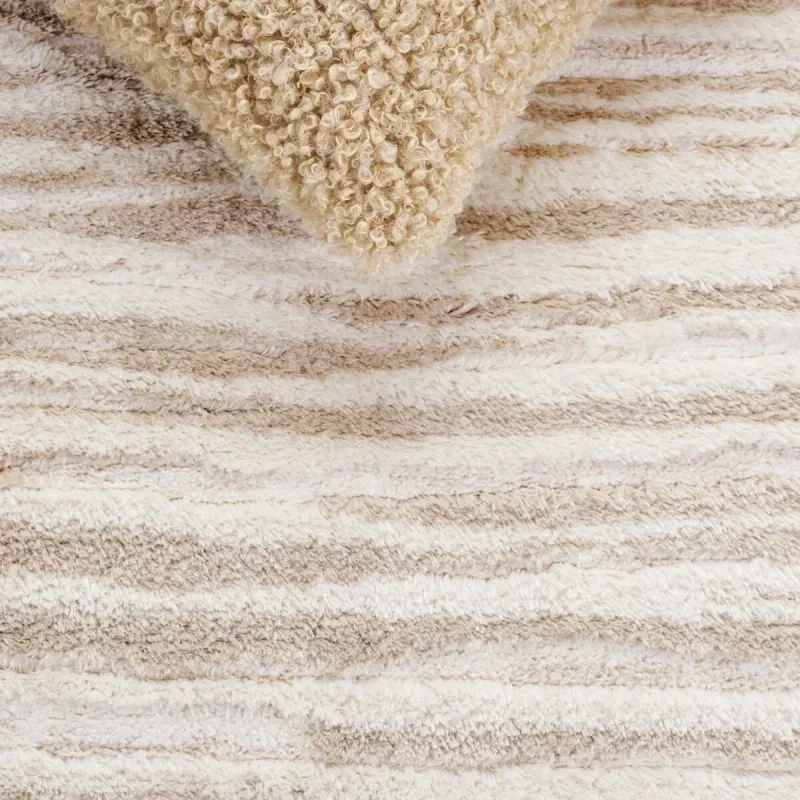 Tapete Shag Pacífico de Textura Lineal en Marfil con Beige