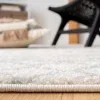 Tapete Tula de Patrón Escalonado en Marfil con Gris