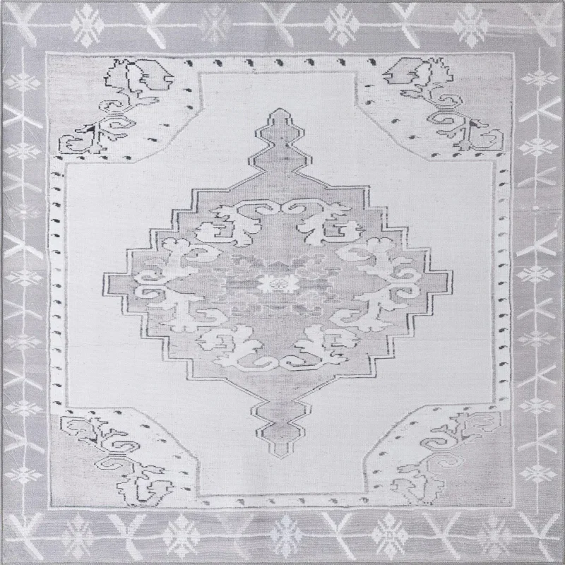 atemporal medallon en blanco y gris