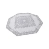 atemporal medallon en blanco y gris