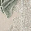 Tapete Fábula Medallón con Volutas en Gris y Blanco