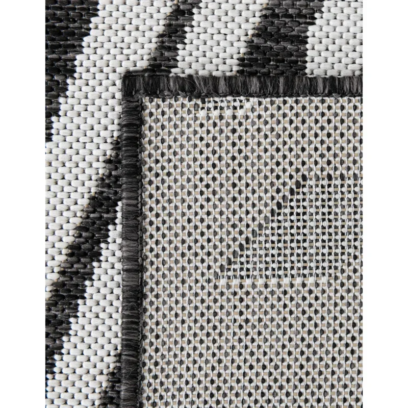moderno exterior negro y blanco de rayas entrelazadas