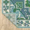 Tapete Regata Medallón en Verde con Azul sobre el piso 3