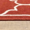 Tapete Regata Quatrefoil en Rojo, detalle de la textura 2
