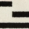 Tapete Reyna Rayas Rotas en Marfil con Negro, detalle de la textura 3
