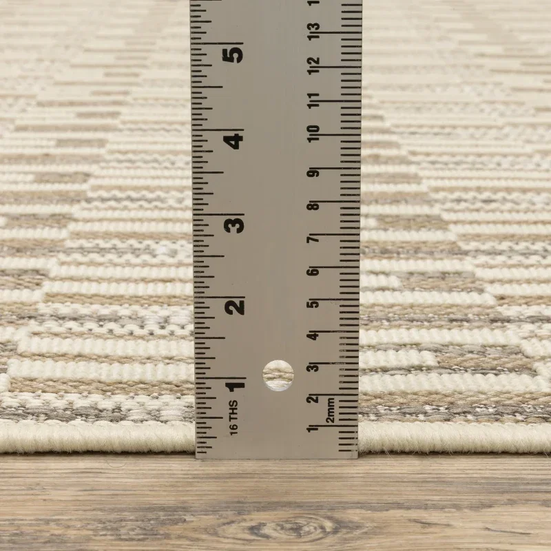 Tapete Zaira Geométrico en Beige, detalle del grosor