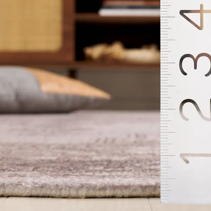 Tapete Pátina Medallón Monocromático en Gris con Beige