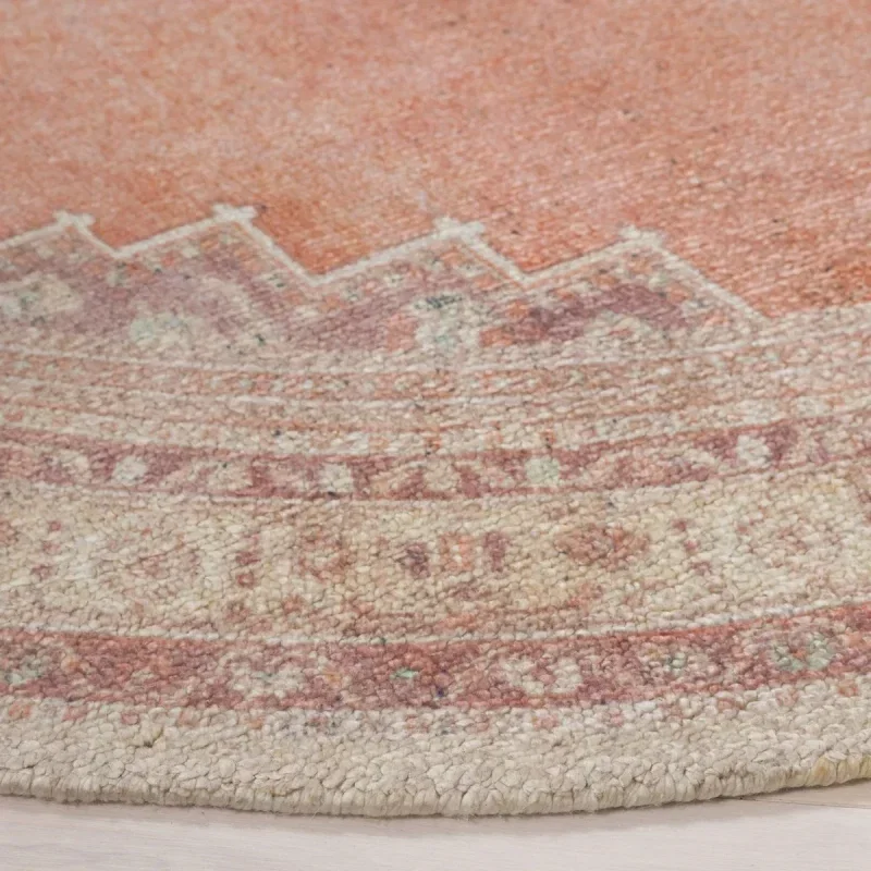Tapete Pátina Medallón Ornamental en Marfil con Terracota