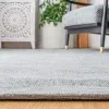 Tapete Pátina Veteado Sutil en Gris Claro