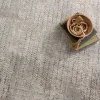 Tapete Tranquilidad Enrejado Desgastado en Gris, detalle de la textura 4